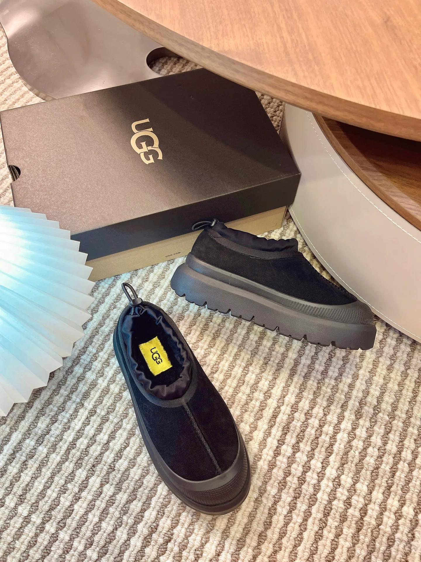 [UGG] P:500💰 Couple shoes Size: 35-44 [Wang Yibo's same style] UGG2025 new winter style Tasman fashion shoes for men and women 1144096 Ugg new fur shoes for autumn and winter, snow boots, same style for men and women ~ Handsome slip-on, lazy shoes, super easy to put on and take off ~ Suede cowhide fabric ~The soles are molded from original soles, not cheap rubber foam, but made of modern material. The characteristics of this material are that it is light, wear-resistant and non-slip. The outsole has a clear logo imprint, which is comparable to that of a store~
